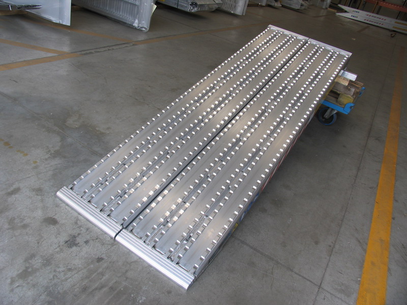 Auffahrrampen mit gefräster Oberfläche für Stahlketten