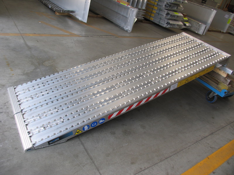 Auffahrrampen mit gefräster Oberfläche für Stahlketten