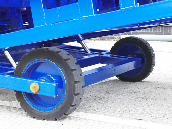 Mobile loading ramp wheels 